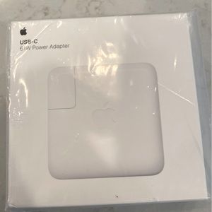 Apple USB-C 61w MacBook Laptop Power Adapter Plug.